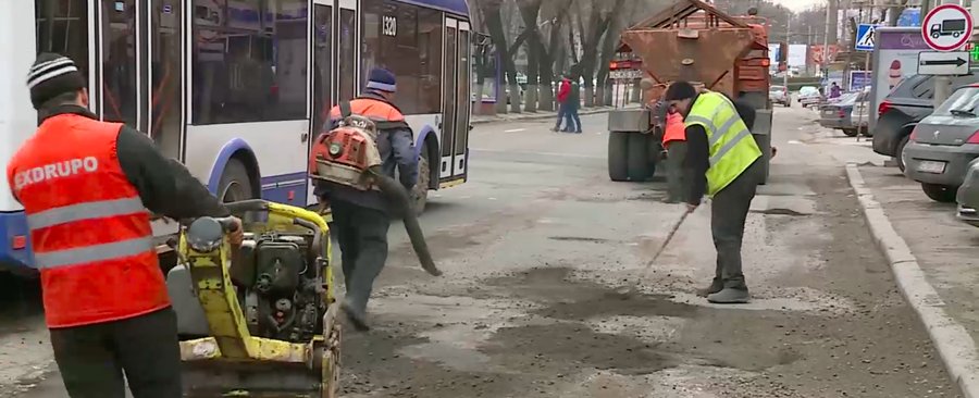 Рабочие "Exdrupo" начали латать ямы на дорогах