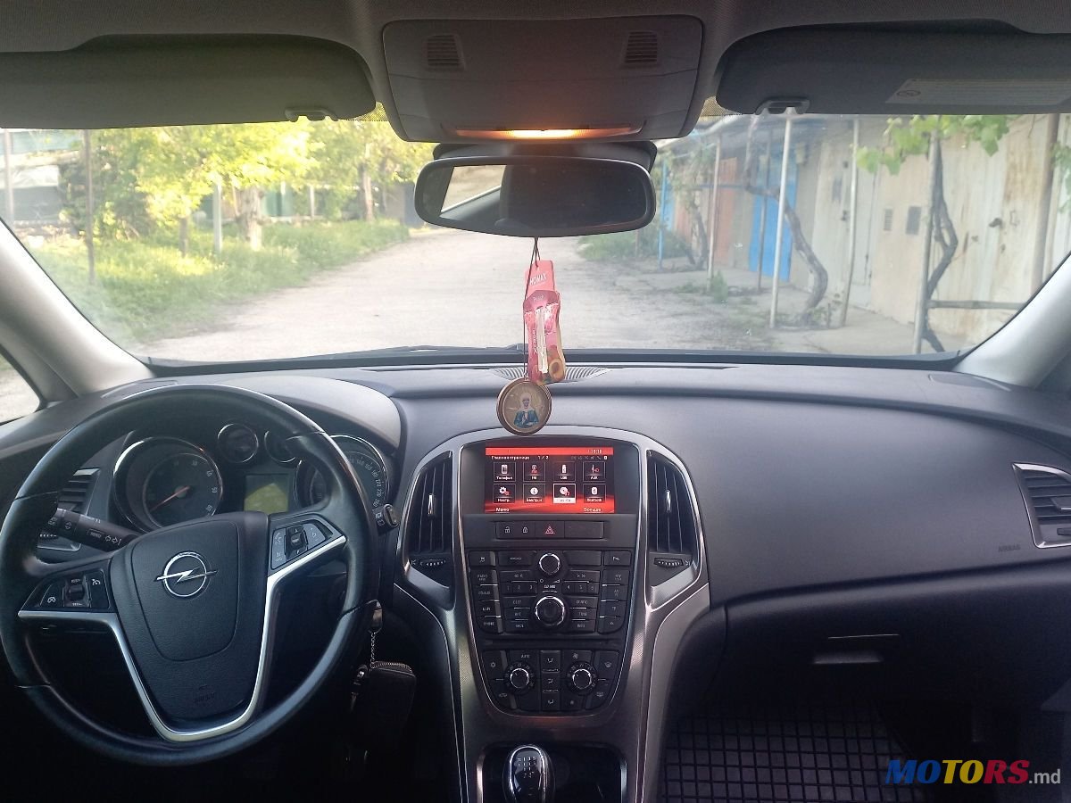 2011' Opel Astra photo #6