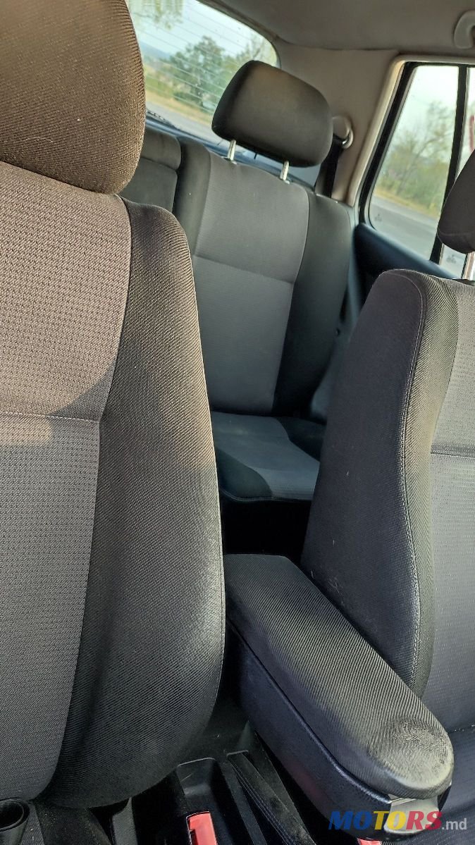 2003' Volkswagen Golf photo #2