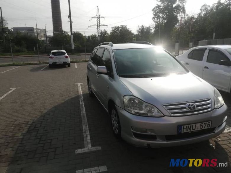 2004' Toyota Avensis photo #1