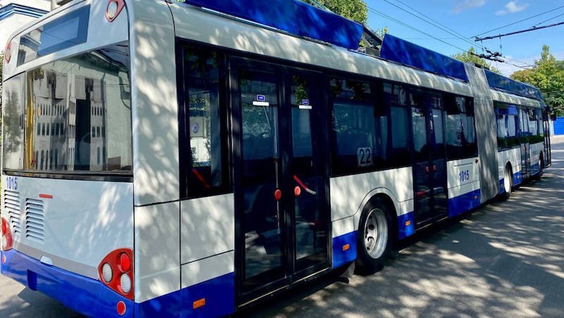 Un copil, lovit de un troleibuz în Chișinău după ce s-a smuls din mâinile mamei