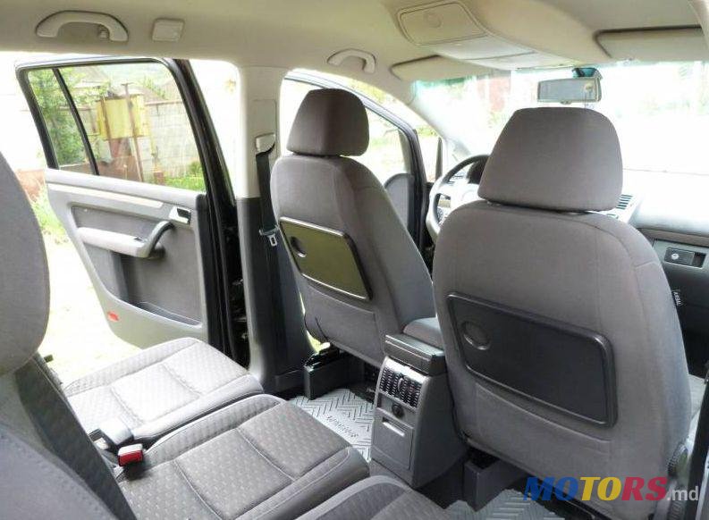 2008' Volkswagen Touran photo #1