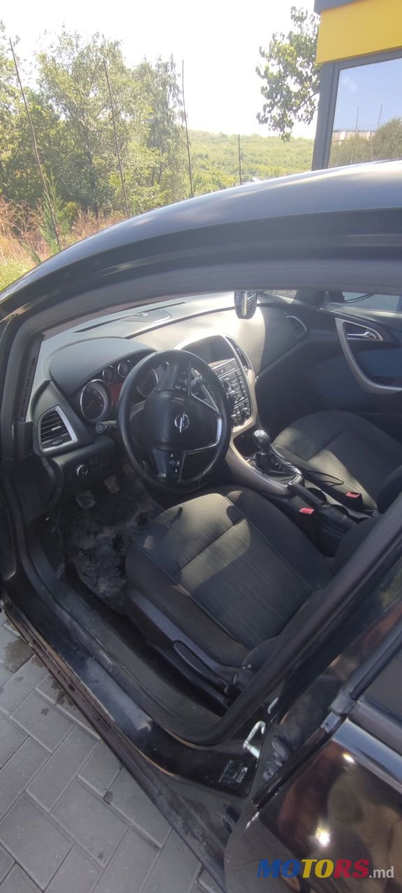 2011' Opel Astra photo #2