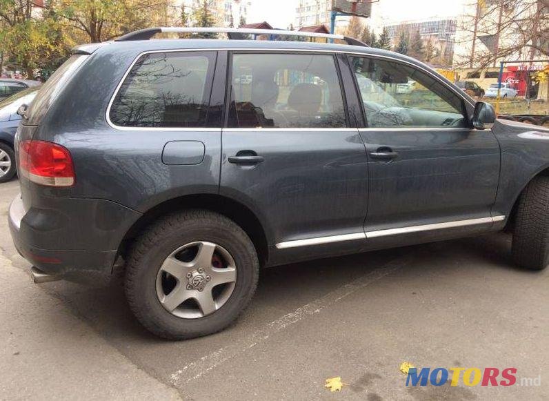 2005' Volkswagen Touareg photo #2