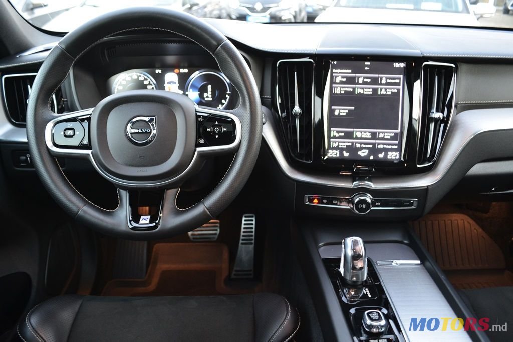 2019' Volvo XC60 photo #4