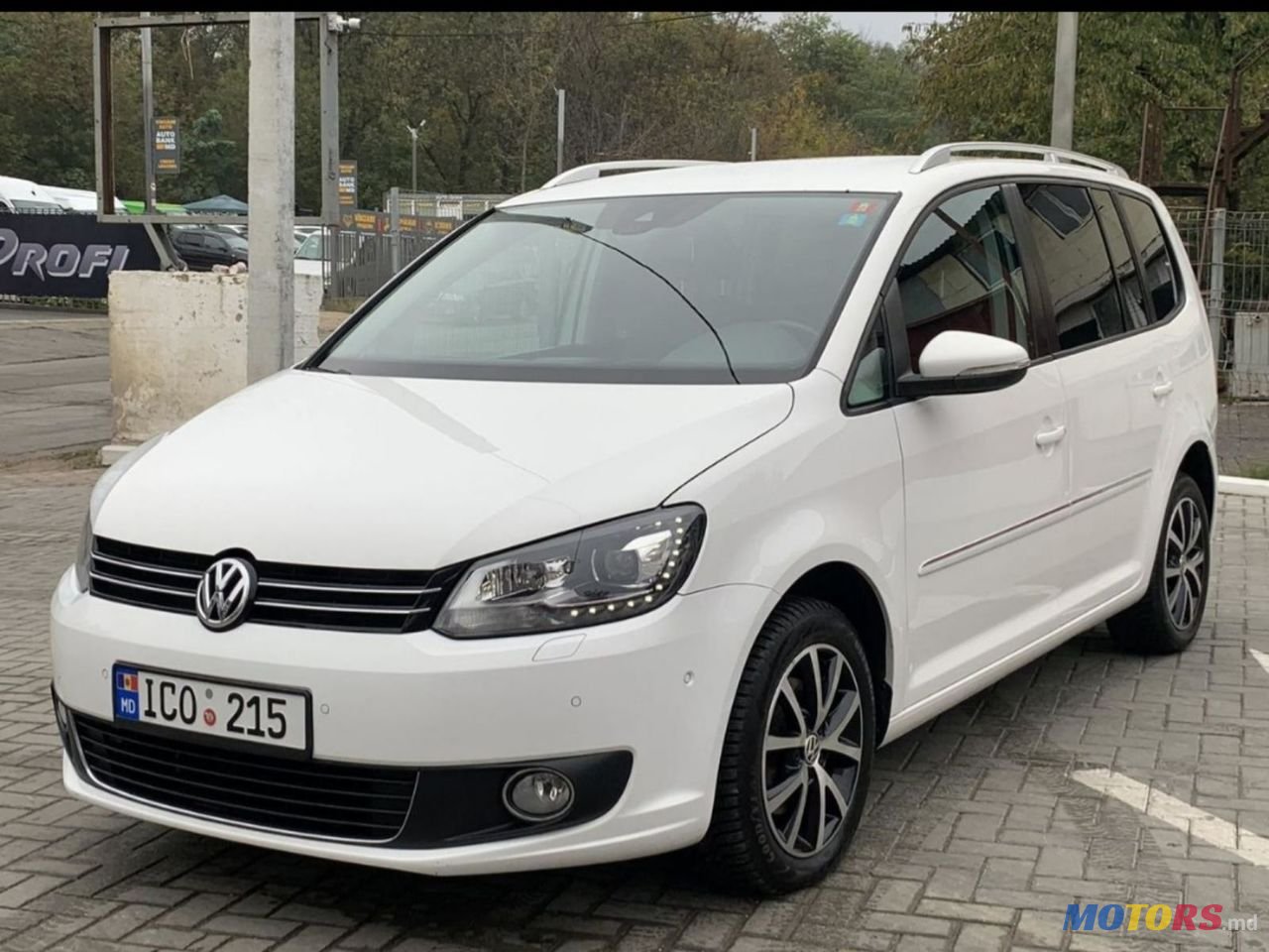 2012' Volkswagen Touran photo #1