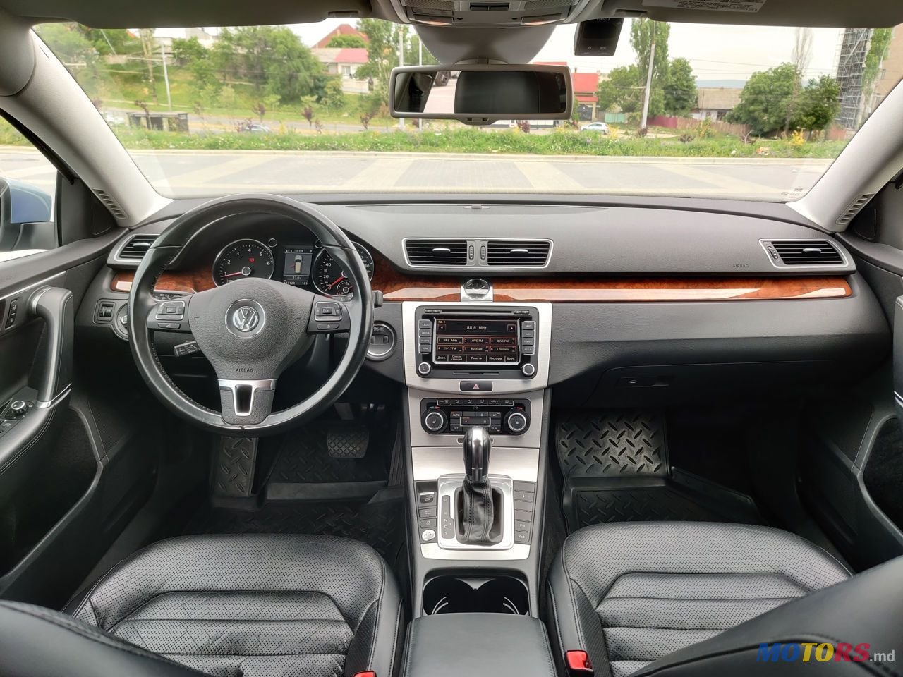 2011' Volkswagen Passat photo #2