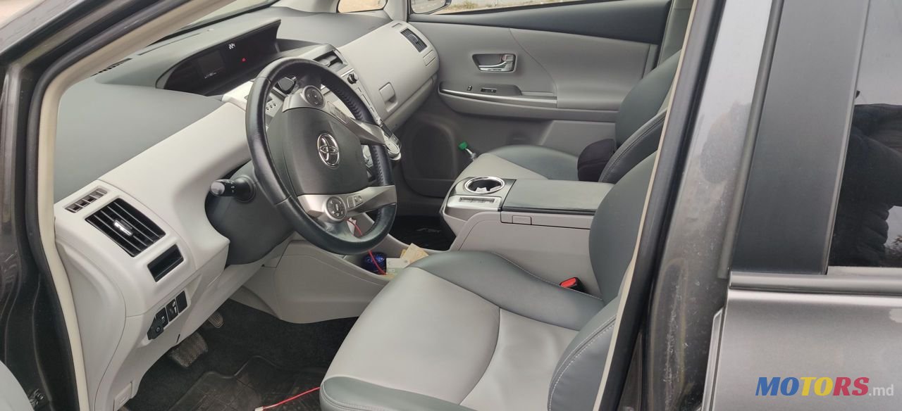 2015' Toyota Prius v photo #1