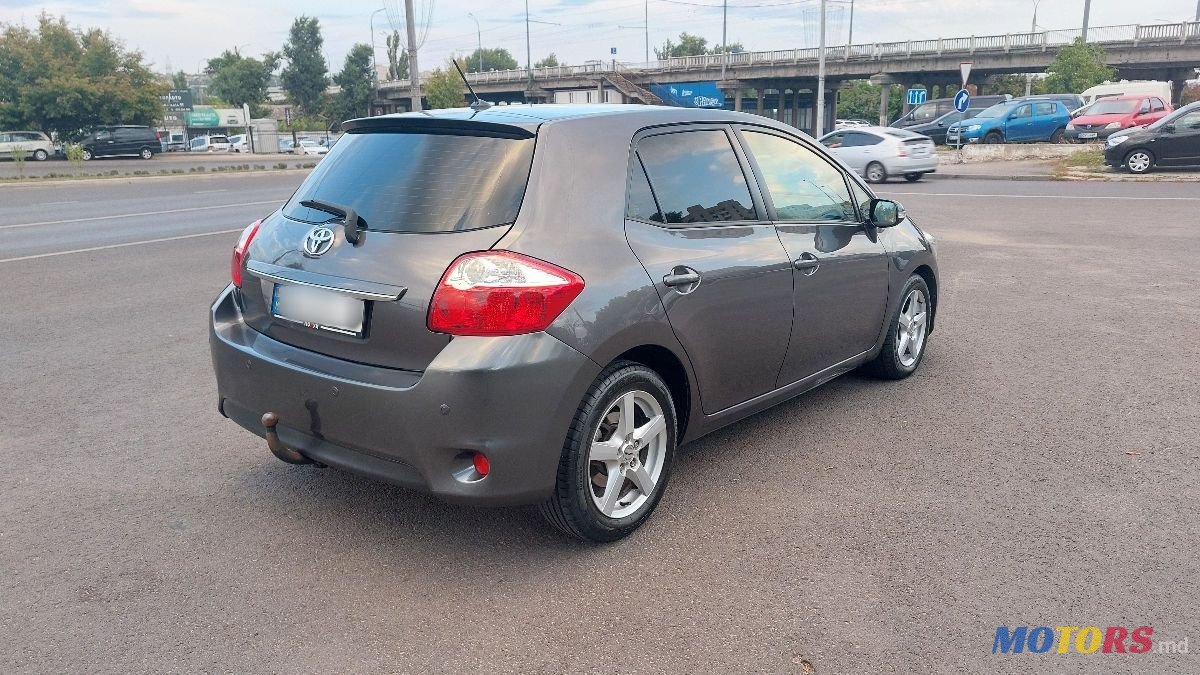 2011' Toyota Auris photo #4