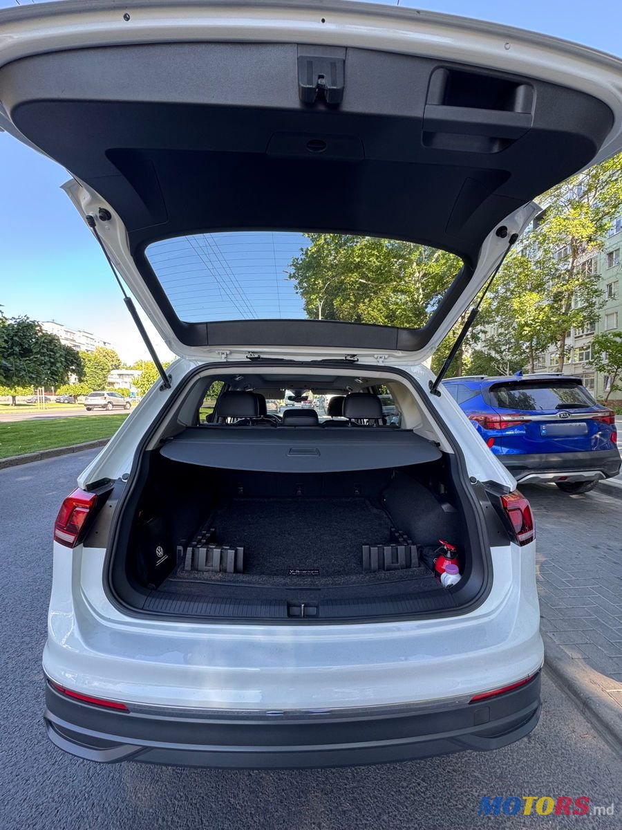 2022' Volkswagen Tiguan photo #6