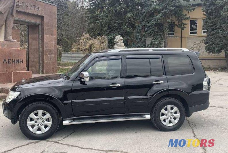 2009' Mitsubishi Pajero photo #1