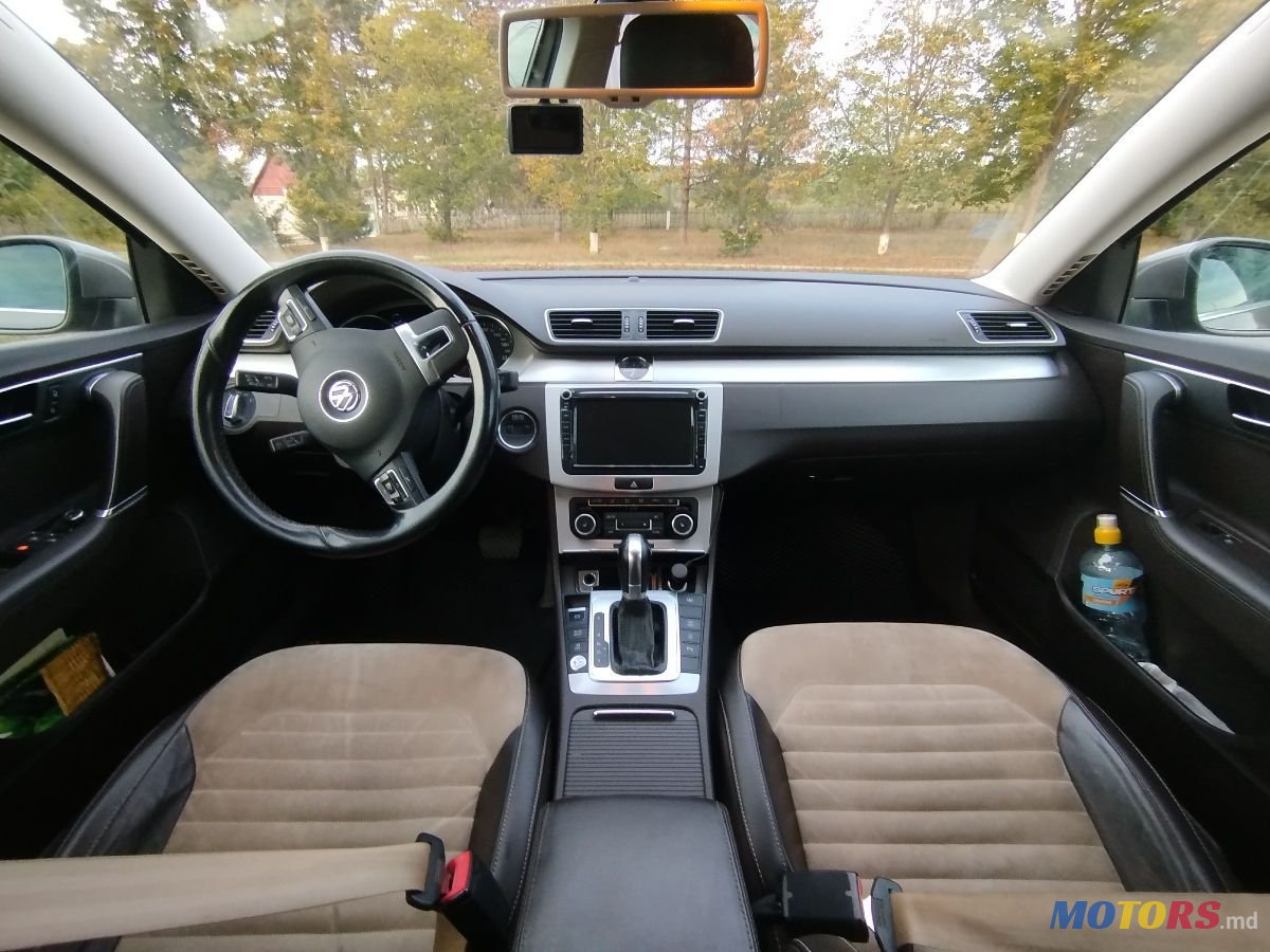 2011' Volkswagen Passat photo #4