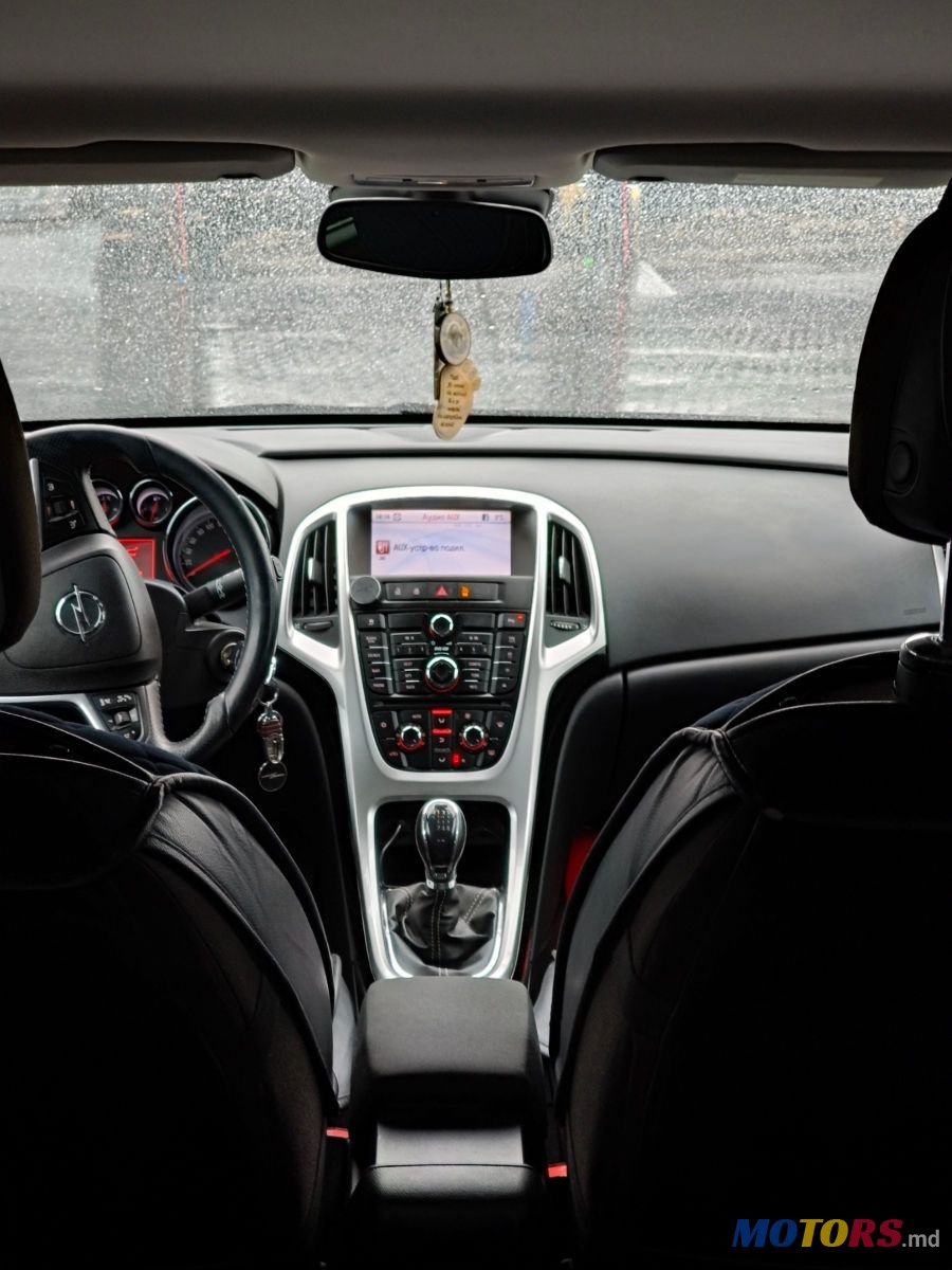 2011' Opel Astra photo #3