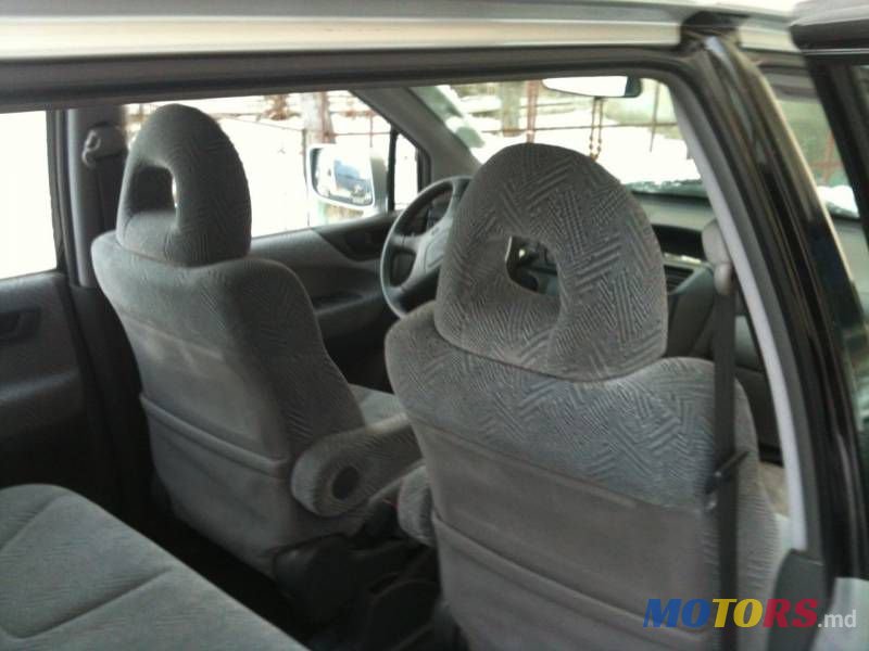 2000' Mitsubishi Space Wagon photo #4