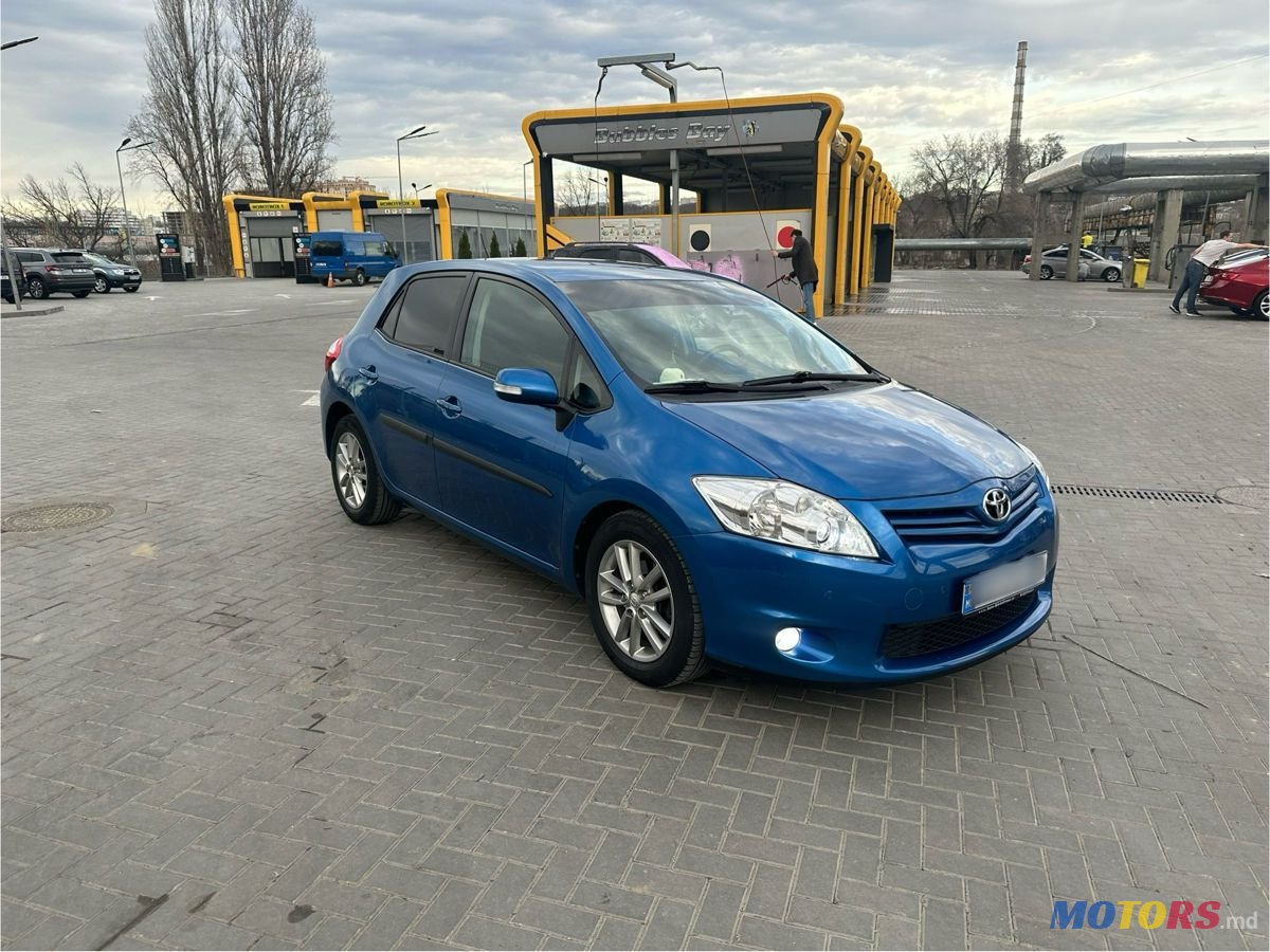 2011' Toyota Auris photo #2