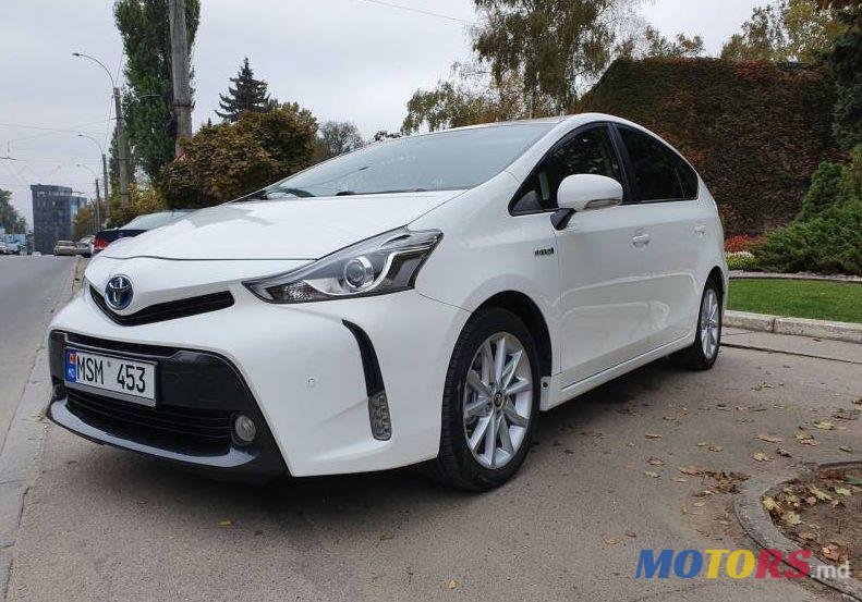 2016' Toyota Prius v photo #1