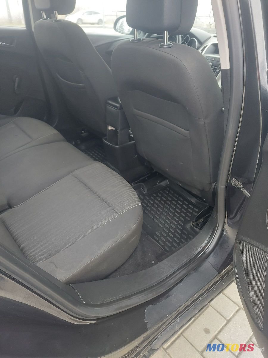 2011' Opel Astra photo #6