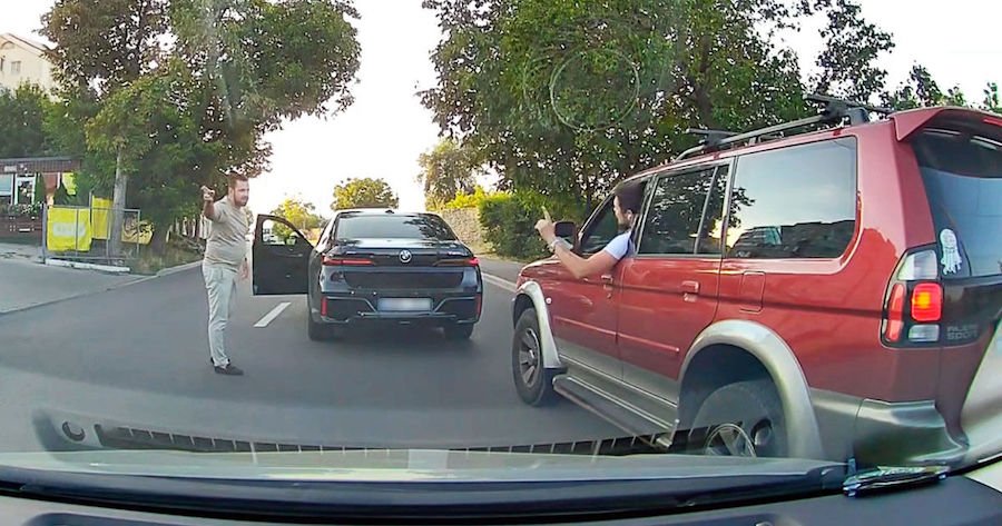 В столице водителя BMW пытались научить Правилам дорожного движения, но не получилось