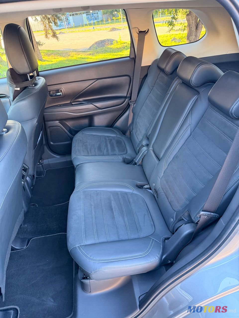 2023' Mitsubishi Outlander photo #4