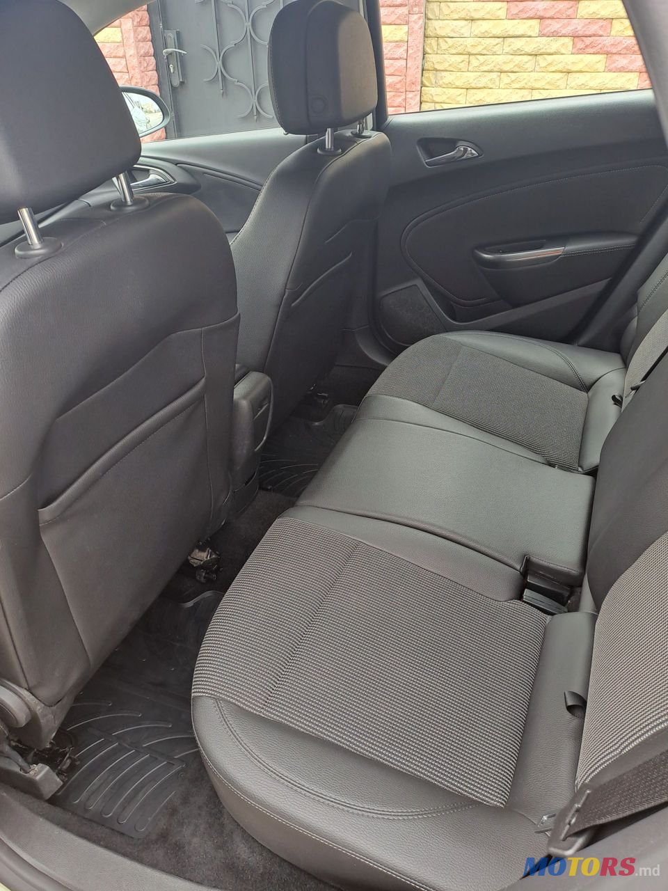 2013' Opel Astra photo #2