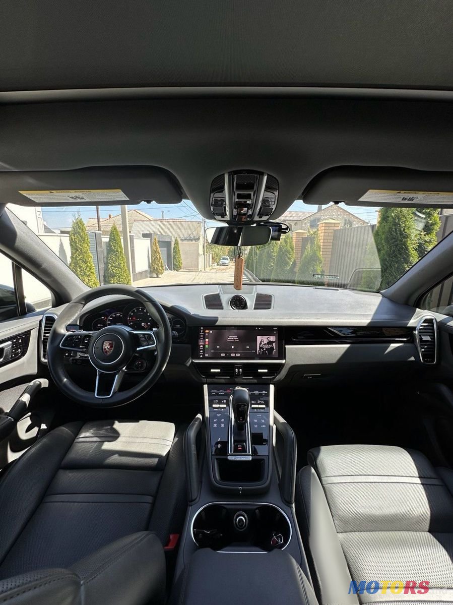 2020' Porsche Cayenne photo #3
