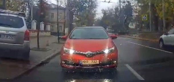 В Кишиневе решительный шофер блокировал водителя, ехавшего по встречной полосе