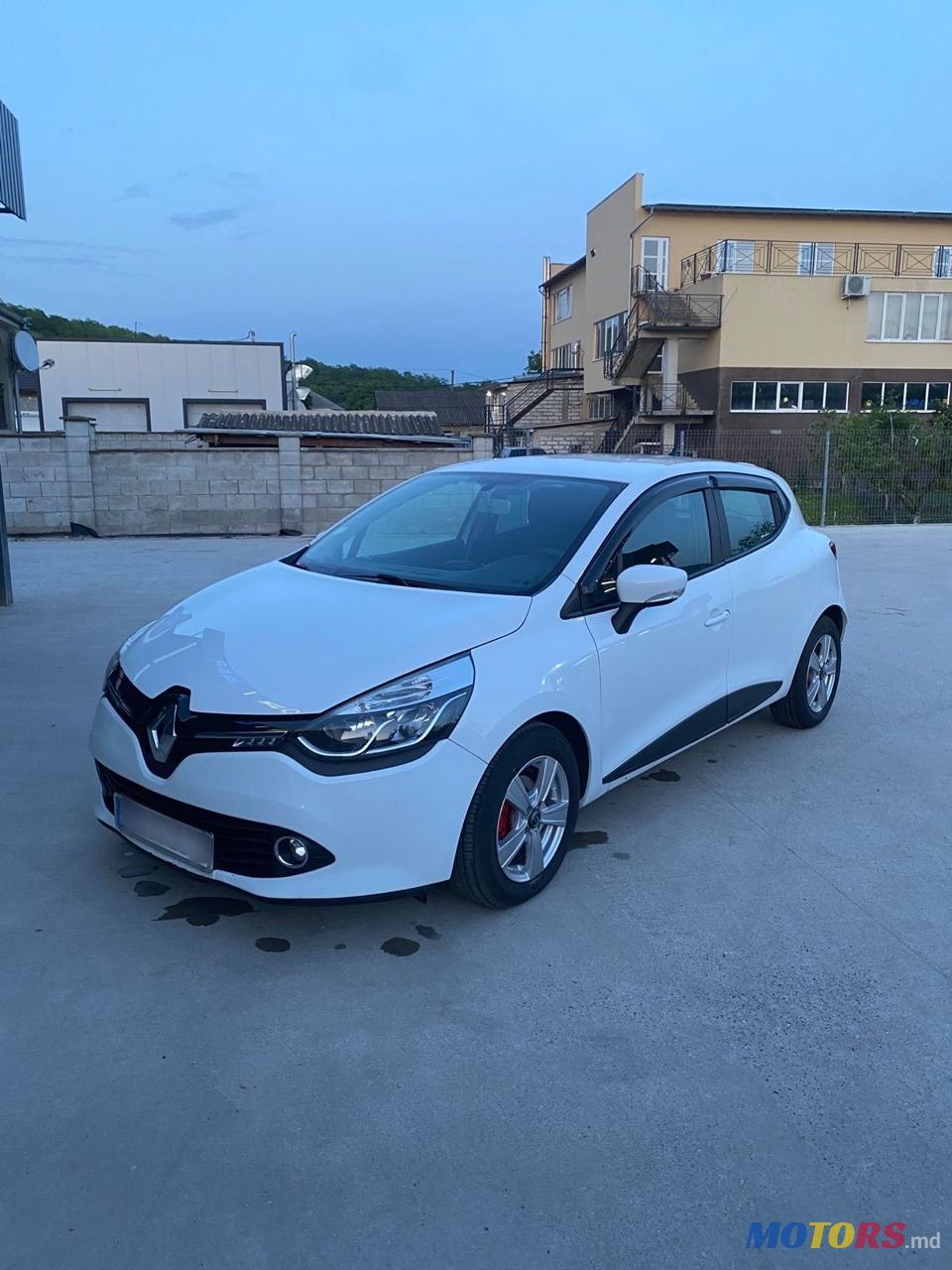 2013' Renault Clio photo #2