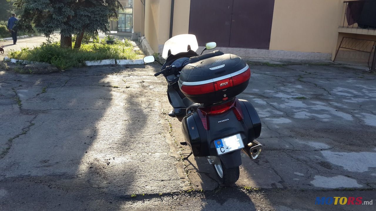 2006' Honda Deauville 700 photo #2