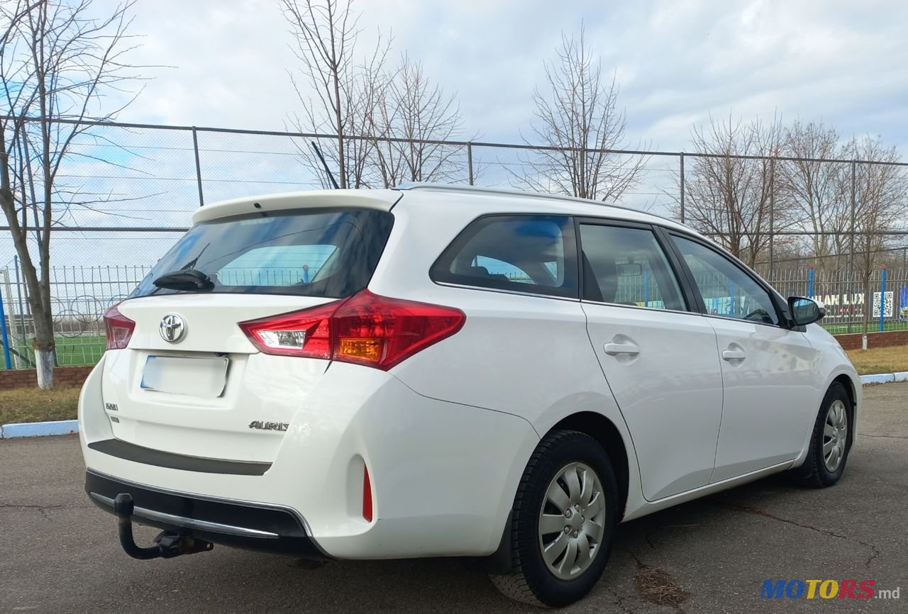 2013' Toyota Auris photo #2