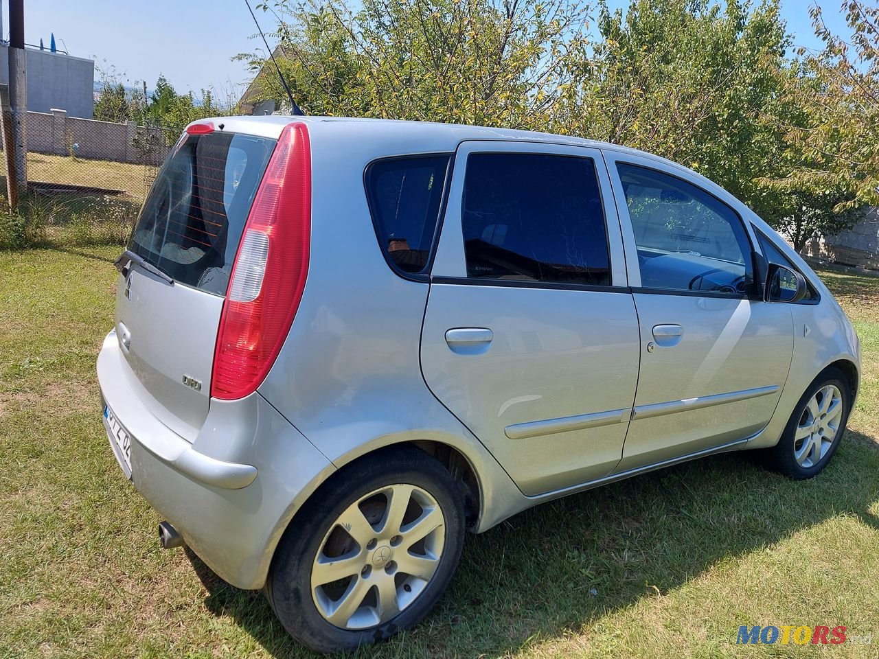 2005' Mitsubishi Colt photo #2