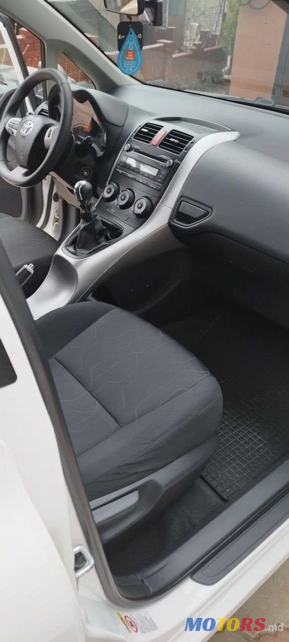 2010' Toyota Auris photo #4