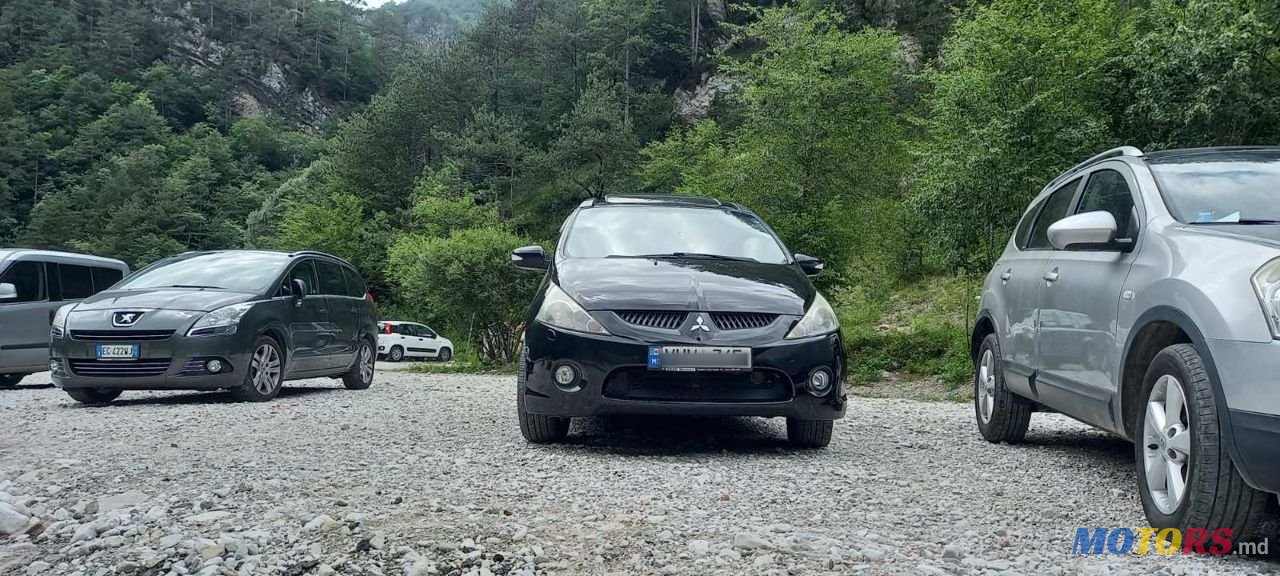 2008' Mitsubishi Grandis photo #1