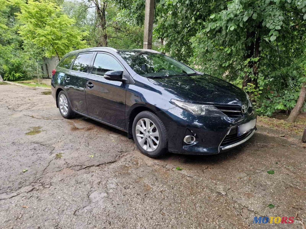 2013' Toyota Auris photo #1