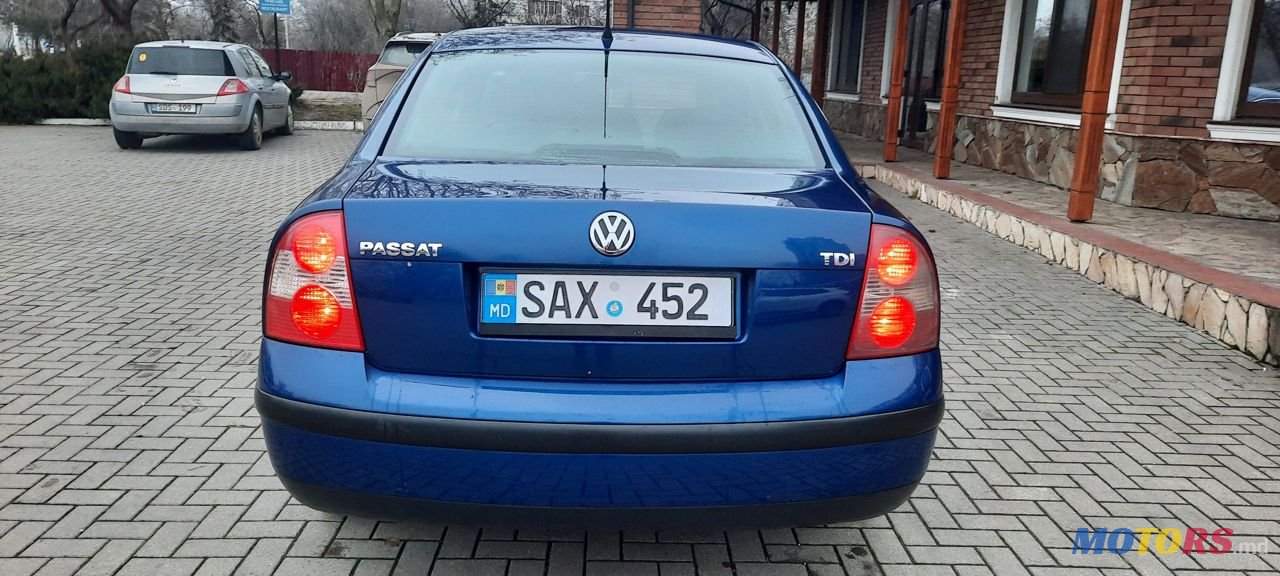 2004' Volkswagen Passat photo #2