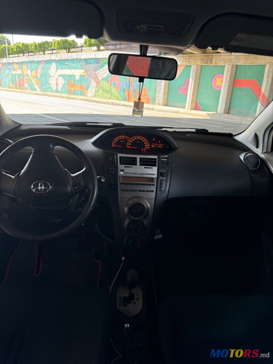 2009' Toyota Yaris photo #5