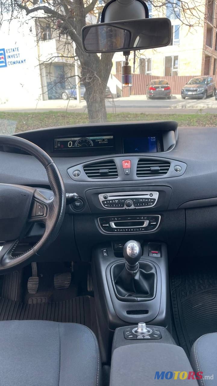 2010' Renault Scenic photo #5