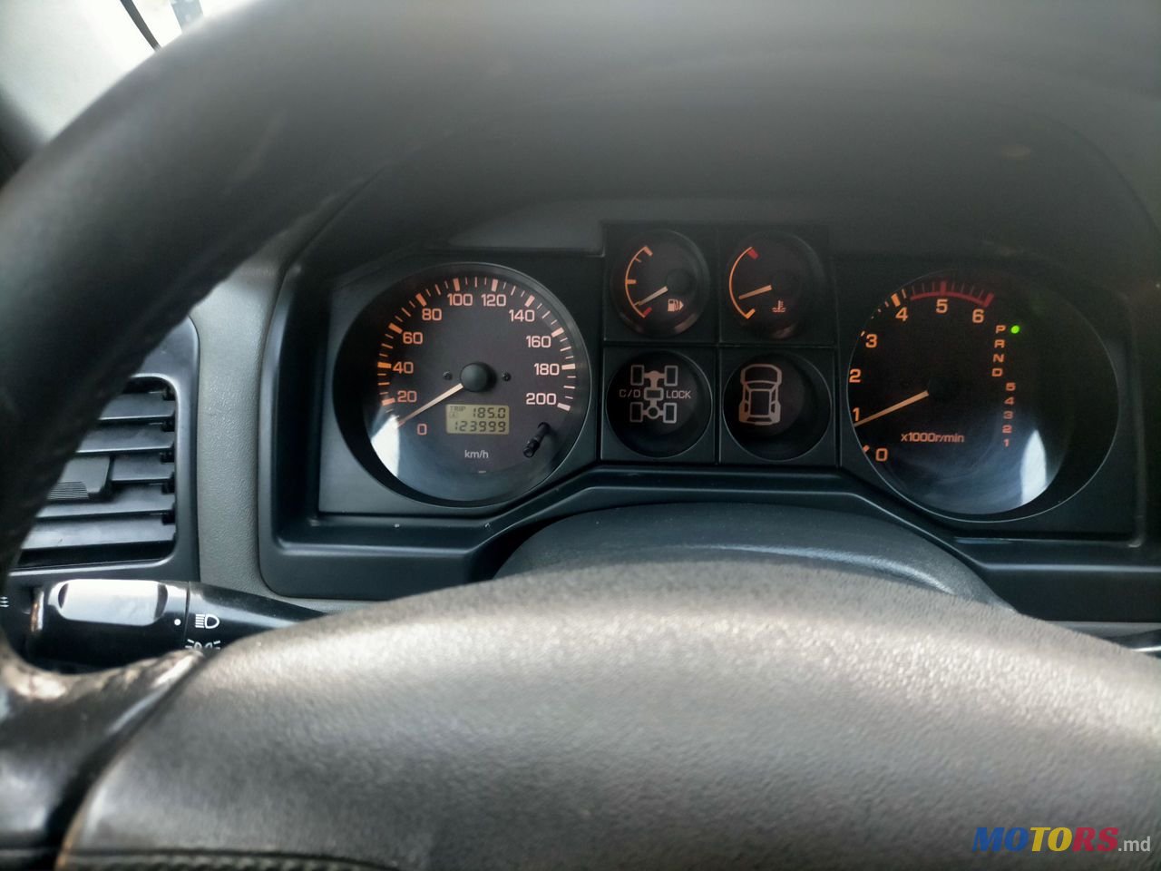 2002' Mitsubishi Pajero photo #2