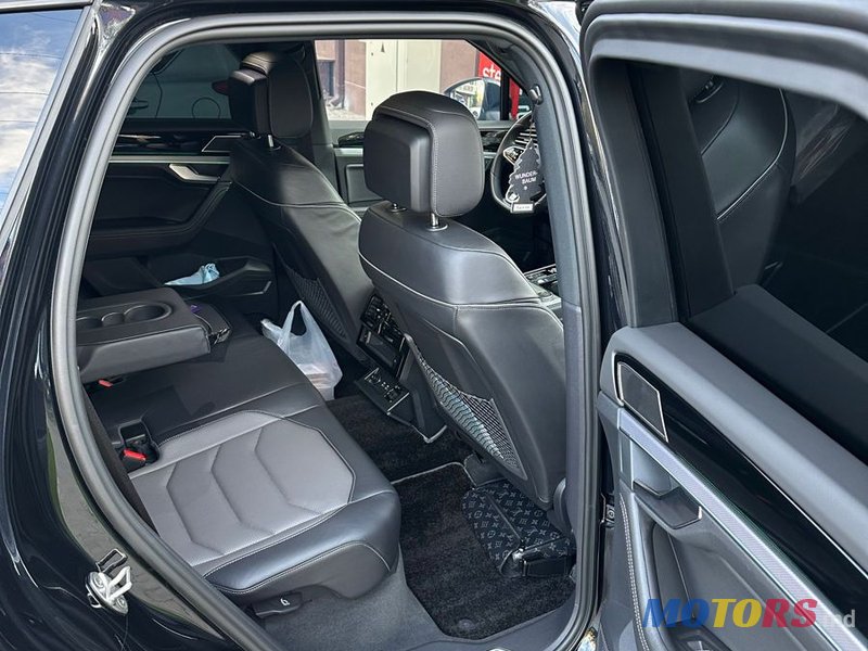 2022' Volkswagen Touareg photo #6