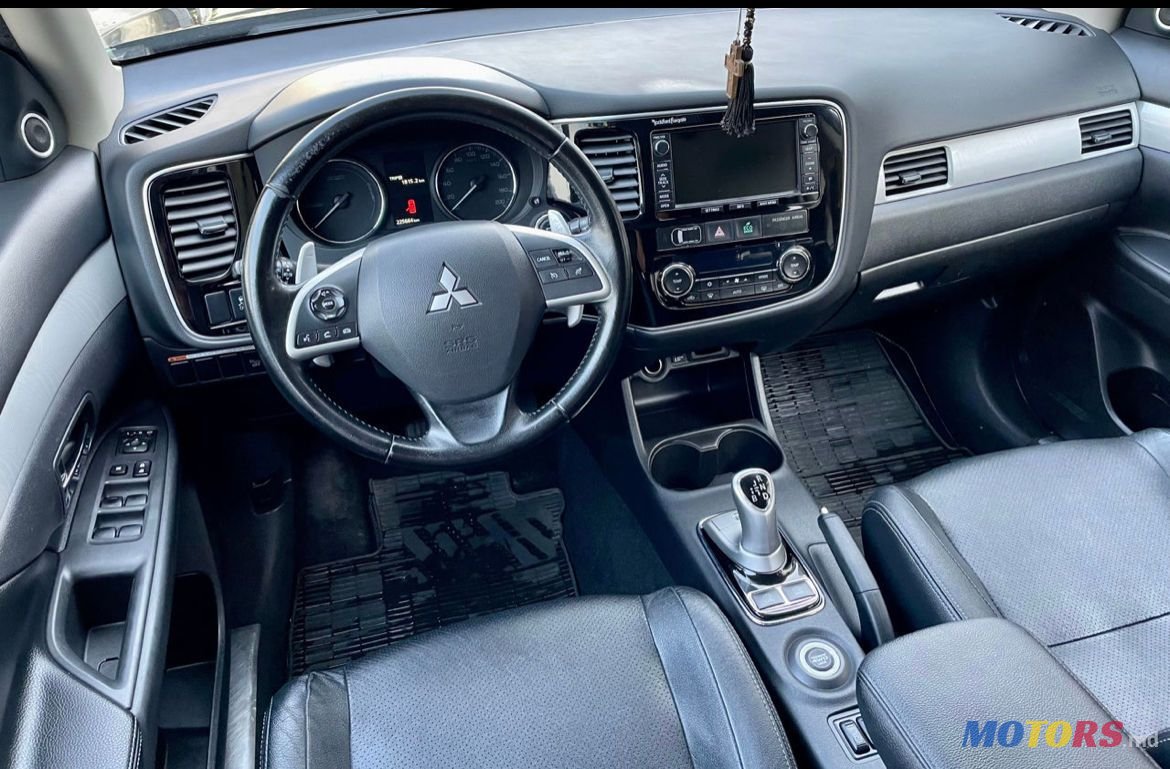 2014' Mitsubishi Outlander photo #4