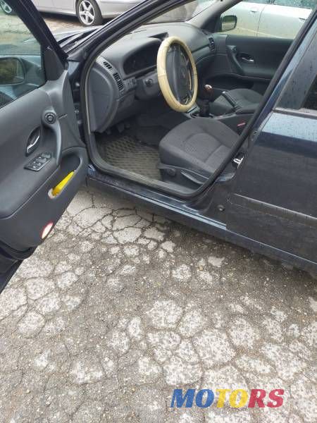 2004' Renault Laguna photo #5