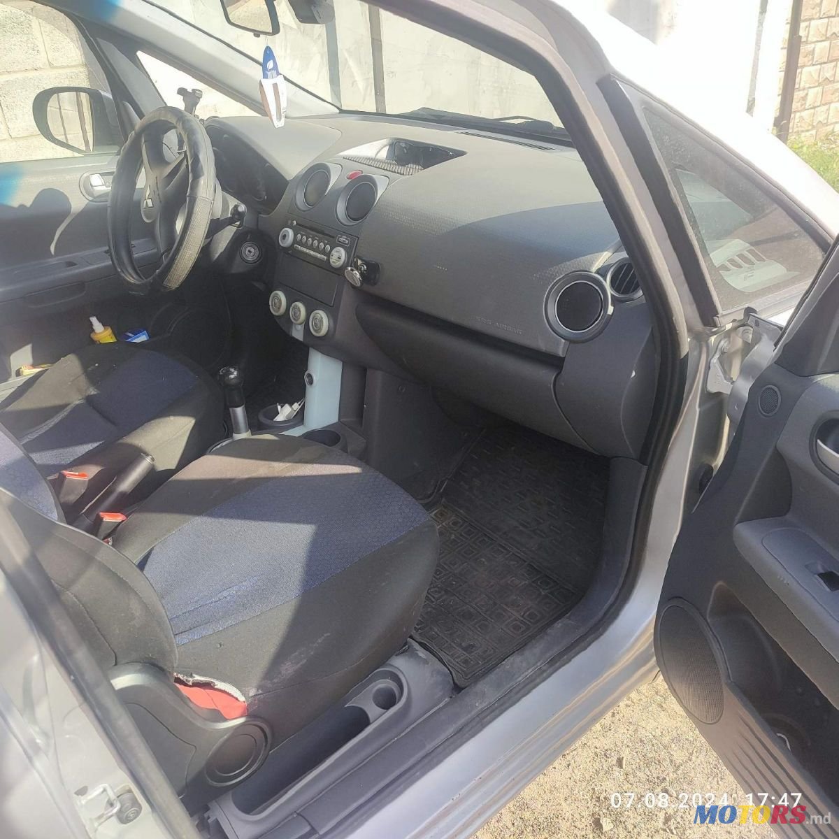 2005' Mitsubishi Colt photo #5