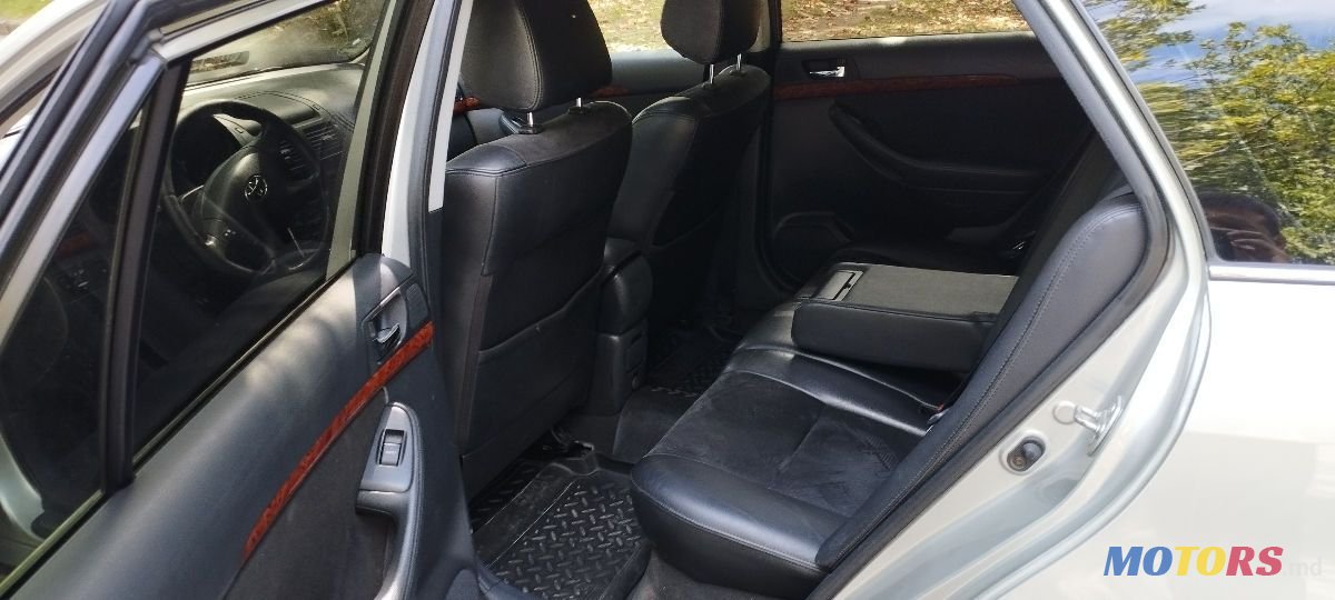 2004' Toyota Avensis photo #5