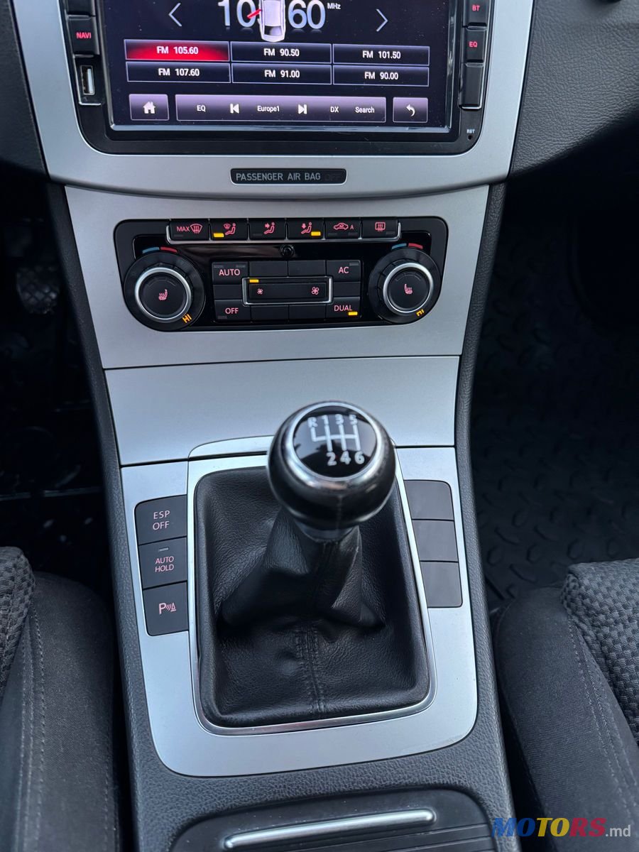 2009' Volkswagen Passat photo #6