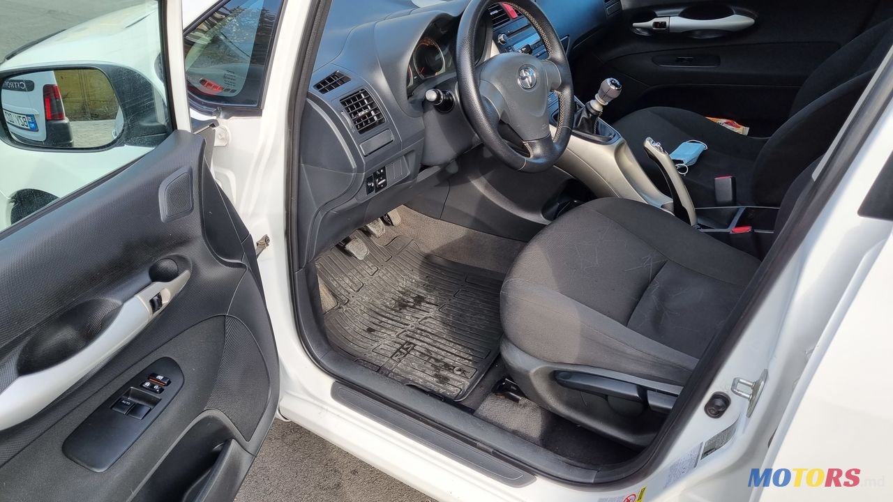 2009' Toyota Auris photo #3