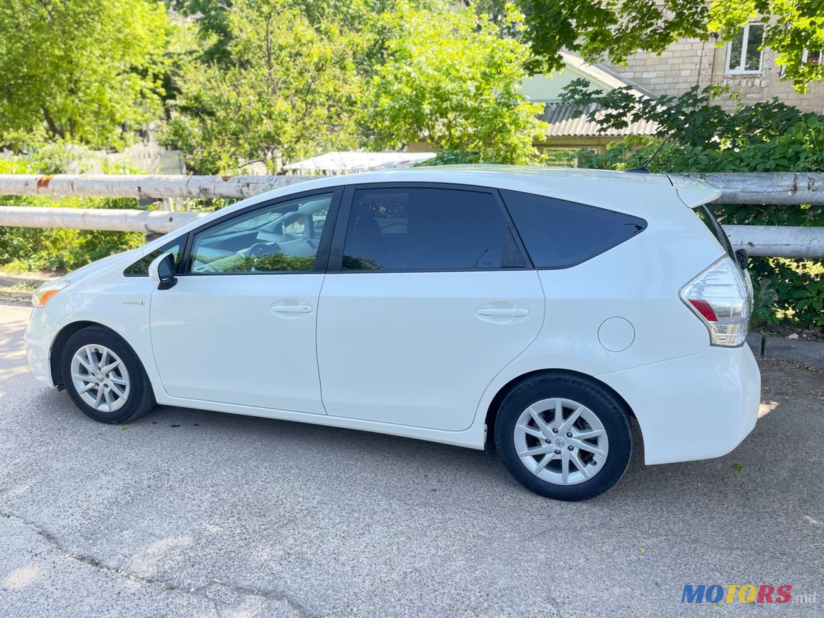 2012' Toyota Prius v photo #3