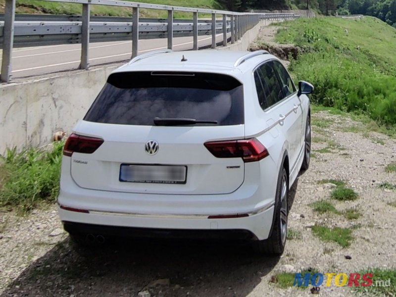 2019' Volkswagen Tiguan photo #5