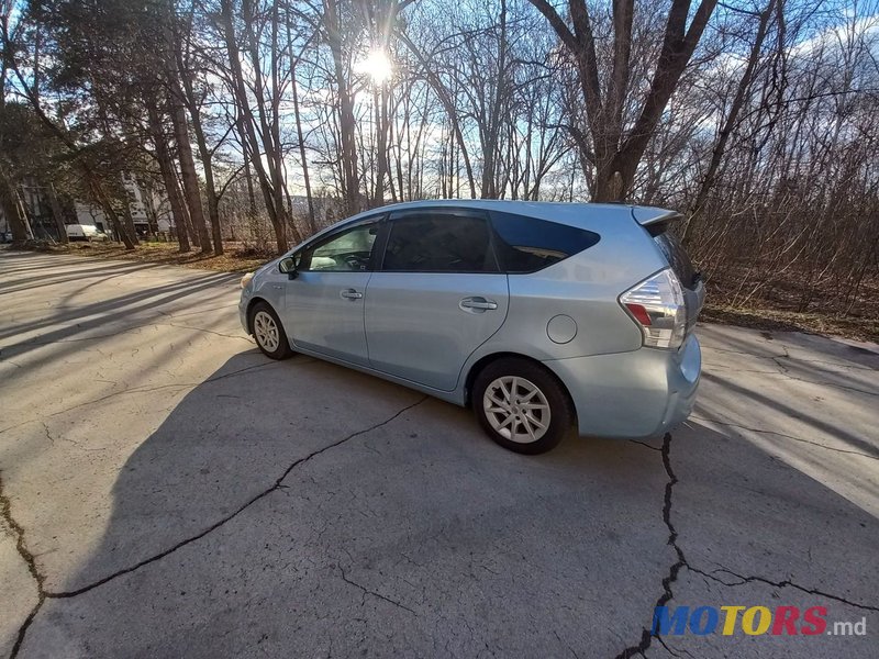 2013' Toyota Prius v photo #3