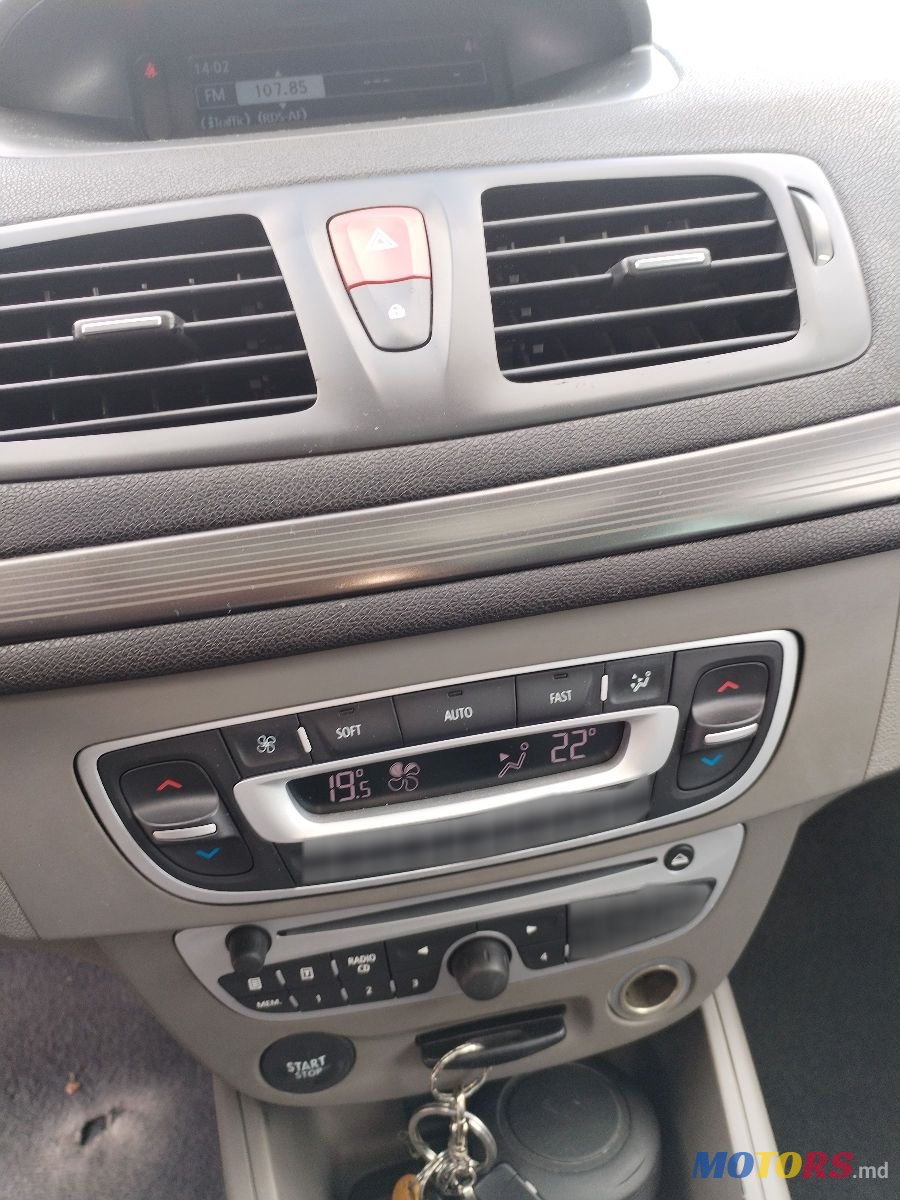 2011' Renault Megane photo #5