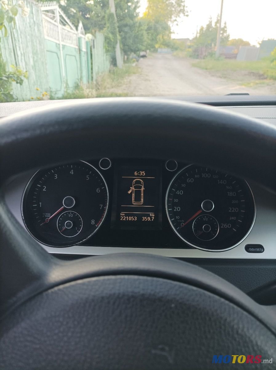 2009' Volkswagen Passat photo #2