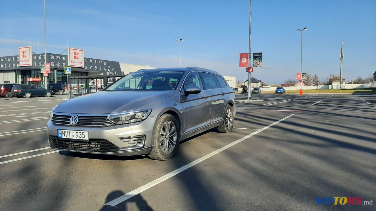 2015' Volkswagen Passat photo #3